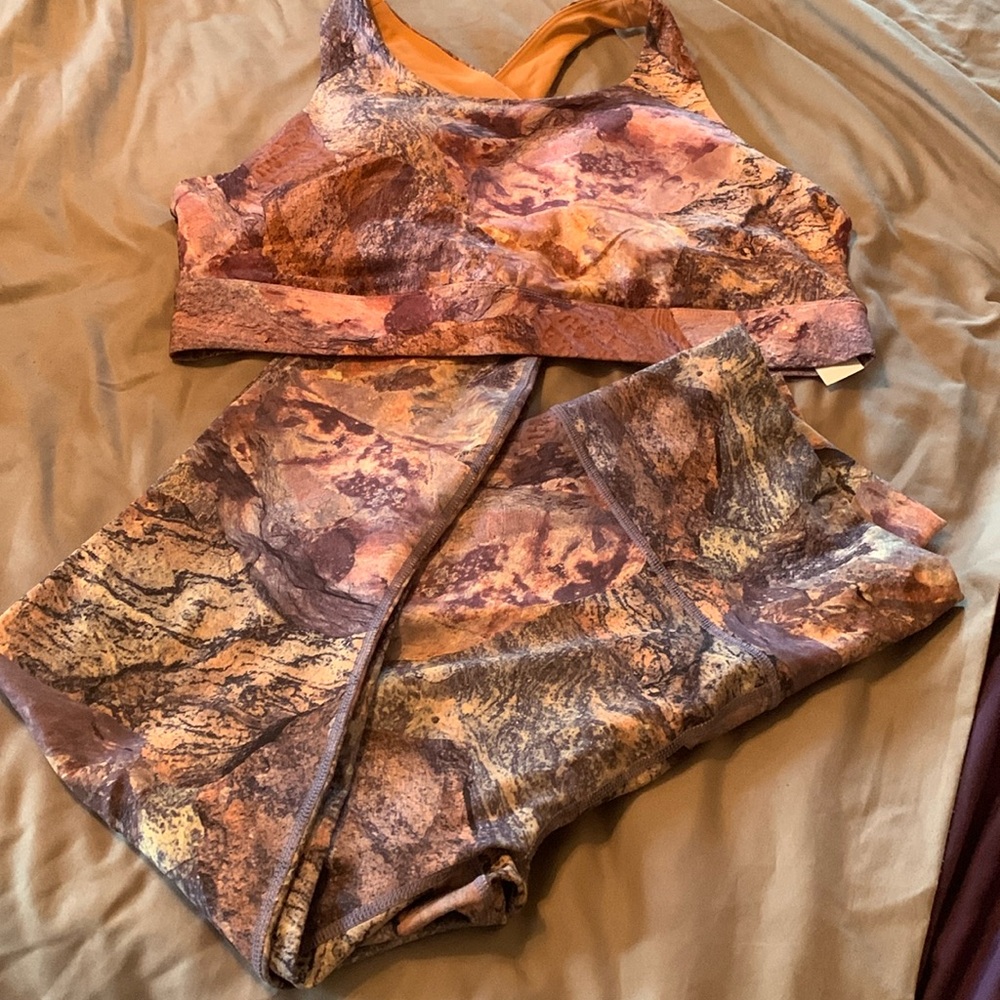 🆕 NWT matching Fabletics leggings and sports bra